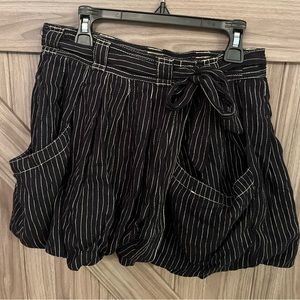 FREE PEOPLE- NWOT mini bubble skirt with pockets. Size 0.